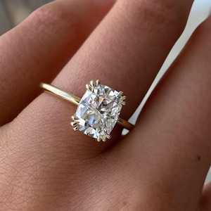 Bague de fiançailles en or solitaire sertie d'une moissanite taille coussin allongée de 3 carats, avec double griffes. Bague de promesse, bague de demande en mariage.