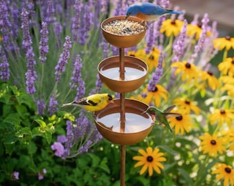 Mangeoire de bain pour oiseaux en métal rustique, piquet de jardin à 3 niveaux fait main 68 cm, bol d'eau pour oiseaux et pollinisateurs en métal rouillé, décoration extérieure, jardin zen
