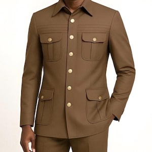 Puede incluir: Un traje marrón con una chaqueta con cuello, cuatro bolsillos delanteros y botones dorados. La chaqueta tiene costuras horizontales decorativas en el pecho. El traje es de color liso y parece estar hecho de una tela suave.