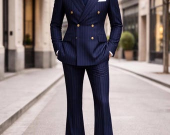 Blazer cruzado azul marino para hombre con pantalones acampanados vintage a juego, estilo clásico.