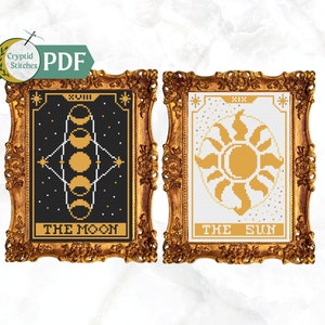 Puede incluir: Dos patrones de punto de cruz enmarcados, uno que representa la luna con sus fases en oro sobre un fondo negro, y el otro que representa el sol en oro sobre un fondo blanco. Los marcos son de oro adornado.