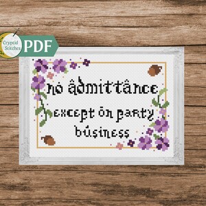 以下が含まれることがあります： 紫の花とドングリに囲まれた「No admittance except on party business」と書かれた額縁付きの看板を特徴とするクロスステッチパターンです。
