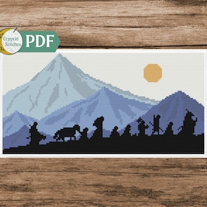 Op de afbeelding: Borduurpatroon met een silhouet van een groep mensen die naar een bergketen loopt met een zon in de lucht. Het patroon is in tinten blauw, zwart en wit.