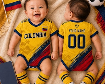 Könnte beinhalten: Zwei Baby-Bodys mit einem gelb-blau-roten Design, inspiriert von der kolumbianischen Flagge. Die Vorderseite zeigt den Schriftzug COLOMBIA, während die Rückseite den Text YOUR NAME und die Nummer 00 trägt. Beide enthalten passende Socken im Fußball-Design.