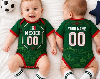 Könnte beinhalten: Ein grüner Babybody mit rotem Saum, der eine Mexiko-Flagge, den Schriftzug MEXICO und die Zahl 00 auf der Vorderseite sowie den Text YOUR NAME und die Zahl 00 auf der Rückseite zeigt, kombiniert mit weißen Socken mit Fußballmuster.