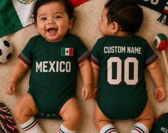 Könnte beinhalten: Ein dunkelgrüner Babybody mit dem Wort MEXICO und einer kleinen mexikanischen Flagge auf der Vorderseite sowie CUSTOM NAME und der Nummer 00 auf der Rückseite. Das Kleidungsstück hat kurze Ärmel mit rot-weiß-grünem Saum und weiße Socken.