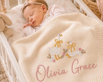 Personalisierte Babydecke, kundenspezifische Babydecke mit Namen, Neugeborenendecke, Kinderzimmerandenken, Neugeborenengeschenk für Baby, gestickte Gans Blumen