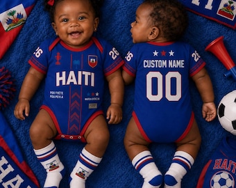 Könnte beinhalten: Zwei Säuglinge in passenden blau-rot-weißen Haiti-Bodys mit den Aufschriften HAITI, CUSTOM NAME und 00. Die Outfits haben rote Ränder, Sternmotive und die haitianische Flagge. Beide Säuglinge tragen weiße Socken mit blauen und roten Streifen an den Bündchen.