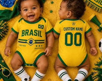 Könnte beinhalten: Zwei Säuglinge in gelb-grünen Kurzarm-Bodys mit Fußballmotiven. Ein Body trägt den Schriftzug BRASIL, der andere CUSTOM NAME und die Nummer 00. Beide tragen weiße Socken mit Fußballmuster.
