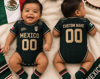 Könnte beinhalten: Zwei Säuglinge tragen dunkelgrüne kurzärmelige Bodys mit goldener Schrift. Auf der Vorderseite steht MEXICO und 00, auf der Rückseite CUSTOM NAME und 00. Beide Kleidungsstücke haben kleine mexikanische Flaggen an den Ärmeln und grüne Socken.