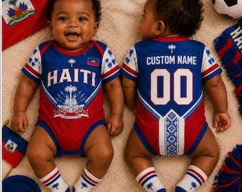Könnte beinhalten: Zwei Baby-Bodys in den Farben der haitianischen Flagge, Blau und Rot. Die Vorderseite zeigt das Wort HAITI mit einem Palmenemblem. Die Rückseite trägt den Text CUSTOM NAME über der Zahl 00. Beide beinhalten weiße Socken mit blauen Palmenmotiven.