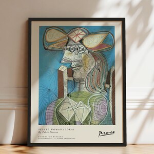 Może przedstawiać: Oprawiony wydruk artystyczny Seated Woman (Dora) autorstwa Pabla Picassa, przedstawiający kubistyczny portret w odcieniach niebieskiego, zielonego i brązowego. Wydruk zawiera tekst Seated Woman (Dora) by Pablo Picasso, Fondation Beyeler, Baselstrasse 101, 4125 Riehen, Switzerland.