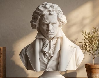以下が含まれることがあります： ルートヴィヒ・ヴァン・ベートーヴェンの白い大理石風の胸像。細部まで彫り込まれた顔立ち、ウェーブのかかった髪、ハイカラーのコート、クラバットが特徴です。台座の上に設置されており、作曲家の力強い表情を捉えています。