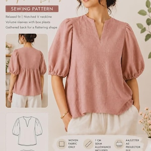 Puede incluir: Un patrón de costura para una blusa rosa polvoriento titulada Willow V Neck Blouse. El diseño presenta un escote en V con muesca, mangas voluminosas con pliegues y espalda fruncida. Incluye dibujos técnicos, tallas XXS-5XL, tela tejida, margen de costura de 1 cm y archivos A4/Letter/A0/proyector.