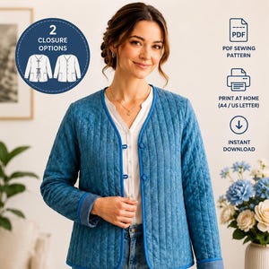 Może przedstawiać: Niebieska pikowana kurtka z pionowymi przeszyciami, okrągłym dekoltem i dwiema opcjami zapięcia. Tekst głosi: Women's QUILTED JACKET, SIZES S-XL, 2 CLOSURE OPTIONS, PDF SEWING PATTERN, PRINT AT HOME (A4 / US LETTER), INSTANT DOWNLOAD.