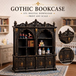 Peut inclure: Une bibliothèque miniature noire et dorée avec des étagères arquées, portant le texte GOTHIC BOOKCASE, STL DIGITAL DOWNLOAD et PRINT ANY SCALE. Les étagères contiennent des soldats jouets, un cheval à bascule, des livres et des flacons.