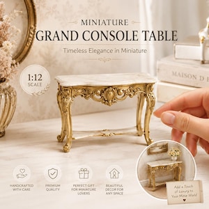 Peut inclure: Miniature console de style, avec un plateau effet marbre et des pieds dorés ornés. L'échelle est de 1:12. Le texte de l'image indique "Timeless Elegance in Miniature". Mesure environ 15 cm de long.