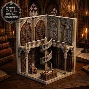 Op de afbeelding: Een miniatuur bibliotheekdiorama van twee verdiepingen met een centrale wenteltrap, boogvormige glas-in-loodramen en houten boekenplanken. De structuur bevat een klein bureau met boeken en een stoel op de begane grond. Tekst STL DIGITAL DOWNLOAD.