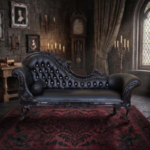 Può includere: Una chaise longue nera con intagli ornati e bottoni. L'arredamento in stile antico è posto su un tappeto rosso a motivi in una stanza con un muro di pietra, ritratti e un orologio a pendolo. La stanza è illuminata da candele.