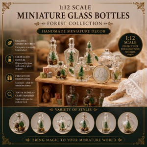 Op de afbeelding: Miniatuur glazen flessen in diverse vormen, elk met een kleine boom, gepresenteerd op een houten plank. De flessen maken deel uit van de Forest Collection en zijn handgemaakt. De afbeelding bevat de tekst "1:12 scale" en "Handmade Miniature Decor".
