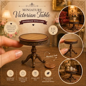 Könnte beinhalten: Ein Miniatur-viktorianischer Tisch mit einer runden Holzplatte und verzierten, dunkelbraunen Beinen. Der Tisch ist im Maßstab 1:12 und handgefertigt. Das Bild enthält den Text "MINIATURE Victorian Table" und "HANDMADE WITH CARE".
