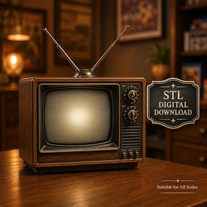 Puede incluir: Un televisor de estilo vintage con acabado de madera, dos antenas metálicas y una pantalla que emite un suave resplandor. El panel de control cuenta con dos perillas grandes y tres botones pequeños. El texto a la derecha dice STL DIGITAL DOWNLOAD.