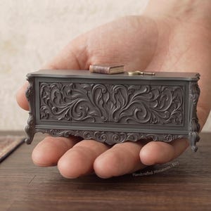 Puede incluir: Un letrero de madera rústico con el texto "Welcome to our porch" en letras blancas. El letrero presenta un acabado envejecido y un diseño sencillo y acogedor, ideal para la decoración exterior.