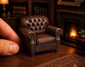 Könnte beinhalten: Ein Miniatur-Ledersessel in Braun mit geknöpfter Rückenlehne, gerollten Armlehnen und dekorativen Ziernägeln. Das Bild enthält den Text STL DIGITAL DOWNLOAD in der oberen rechten Ecke, was auf eine Datei für den 3D-Druck hinweist.