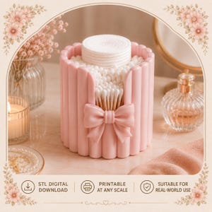 Puede incluir: Un recipiente de almacenamiento cilíndrico de color rosa claro con lados acanalados verticales y un lazo decorativo en la parte frontal. El recipiente contiene una pila de discos de algodón blancos y un grupo de bastoncillos blancos. El texto inferior dice STL DIGITAL DOWNLOAD, PRINTABLE AT ANY SCALE y SUITABLE FOR REAL-WORLD USE.