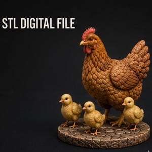 Könnte beinhalten: Ein braunes Huhn mit rotem Kamm und drei kleinen gelben Küken auf einem runden, steinstrukturierten Sockel. Der Text STL DIGITAL FILE ist oben links zu sehen. Die Figuren sind mit detaillierten Federstrukturen dargestellt.