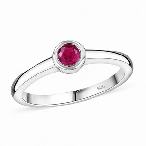 Op de afbeelding: Een zilveren ring met een ronde, helderrode edelsteen. De ring heeft een gepolijste band en een bezel setting die de edelsteen stevig vasthoudt. De ring is gemarkeerd met "925" op de band.