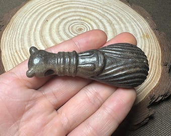 3,15" zabytkowy chiński wisiorek z jadeitu, ręcznie rzeźbiony, rzadki amulet Feng Shui z motywem kultury Hongshan