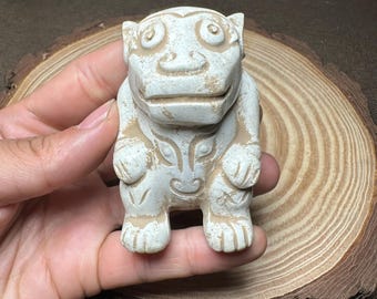 Stara chińska, ręcznie rzeźbiona statua z jadeitu przedstawiająca bogactwo zwierząt i bestię z okresu kultury Hongshan w stylu Feng Shui