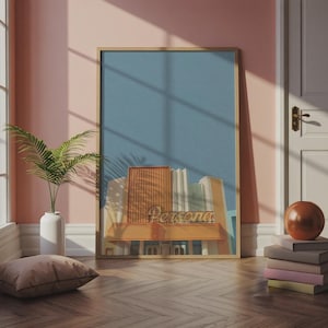 Puede incluir: Un cuadro rectangular enmarcado que presenta una ilustración estilizada de un edificio de teatro con detalles arquitectónicos en naranja y crema. La palabra Persona está escrita en letra cursiva sobre la marquesina. El cielo es azul sólido.