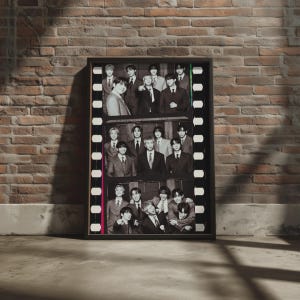 Könnte beinhalten: Ein gerahmtes, rechteckiges Wandbild mit einem Schwarz-Weiß-Filmstreifen-Design. Der Druck zeigt mehrere Porträts einer Gruppe von sieben Personen in Anzügen und Krawatten, die in drei verschiedenen horizontalen Reihen im Rahmen angeordnet sind.