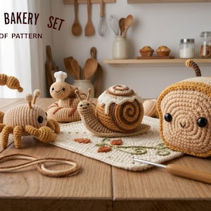 Peut inclure: Ensemble de jouets crochetés sur le thème de la boulangerie, comprenant un scorpion, un chef, un escargot et une tranche de pain. Les jouets sont dans des tons de beige, marron et blanc. Le texte dit "CUTE BAKERY SET PDF PATTERN".