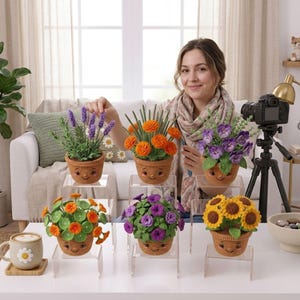 Könnte beinhalten: Sechs gehäkelte Topfpflanzen in terrakottafarbenen Töpfen mit lächelnden Gesichtern. Die Pflanzen umfassen Lavendel, orangefarbene Ringelblumen, violette Stiefmütterchen, orangefarbene Kapuzinerkressen, violette Petunien und gelbe Sonnenblumen.