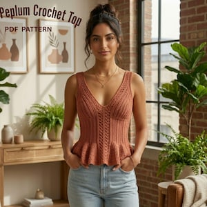 Könnte beinhalten: Ein rostfarbenes V-Ausschnitt-Peplum-Häkel-Top. Das Top hat ein figurbetontes Oberteil und einen ausgestellten Peplum-Saum. Der Text "V-Neck Peplum Crochet Top PDF Pattern" ist sichtbar. Das Model trägt blaue Jeans.