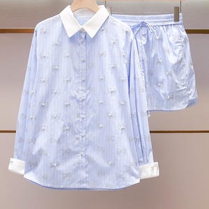 Conjunto de duas peças com camisa listrada com laço de strass e shorts com cordão.