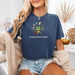Camiseta divertida de rana Comfort Colors® para TDAH, camiseta de disfunción ejecutiva, camiseta "Nos hiperfocamos al amanecer", camiseta sobreestimulada, camiseta de humor para introvertidos