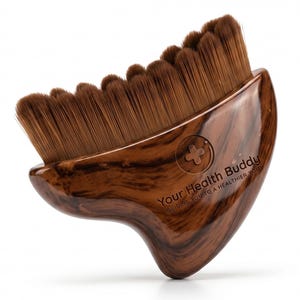 Può includere: Una spazzola con motivo a venature del legno marrone e un manico ergonomico curvo. La spazzola presenta setole dense color marrone scuro disposte con un bordo superiore ondulato. Il manico reca un logo circolare e il testo Your Health Buddy.