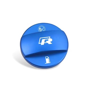 Könnte beinhalten: Blauer Tankdeckel mit weißem "R"-Logo, einem Kein-Tanken-Symbol und einem Zapfsäulen-Symbol. Der Deckel ist kreisförmig mit gewölbter Oberseite und matter Oberfläche. Kfz-Zubehör.