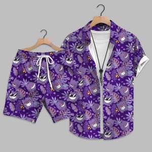 Può includere: Un completo viola composto da una camicia a maniche corte e pantaloncini abbinati. Il set è ricoperto da un motivo ripetuto di personaggi dei cartoni animati, foglie e piante tropicali. La camicia ha una maglietta bianca e una cravatta a bolo nera.