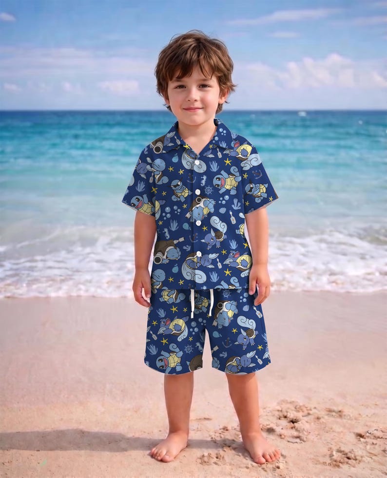 K&ouml;nnte beinhalten: Ein kurz&auml;rmeliges Hemd mit Knopfleiste und dazu passende Shorts in Marineblau, bedruckt mit hellblauen Cartoon-Schildkr&ouml;ten, gelben Seesternen und wei&szlig;en Blasen. Das Hemd verf&uuml;gt &uuml;ber einen Kragen und wei&szlig;e Kn&ouml;pfe auf der Vorderseite.