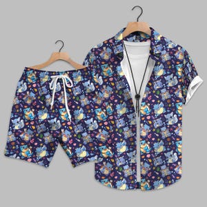 Puede incluir: Conjunto de camisa y pantalón corto azul marino con un estampado repetido de personajes de dibujos animados azules, criaturas marinas y elementos náuticos. La camisa está abierta, revelando una camiseta interior blanca. El pantalón corto tiene cintura con cordón.