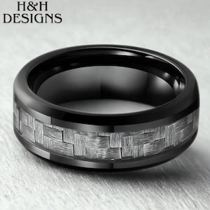 ブラックタングステンリング、グレーとブラックのカーボンファイバーインレイ、面取り加工のコンフォートフィットバンド