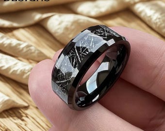 Anello in tungsteno con intarsio di meteorite, bordi smussati, fede nuziale comoda