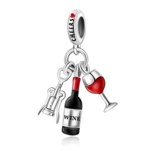 Puede incluir: Un charm de plata con una anilla grabada con la palabra CHEERS y un corazón rojo. Tres colgantes cuelgan de la anilla: un sacacorchos de plata, una botella de vino negra y roja con la etiqueta WINE y una copa de vino con líquido rojo.