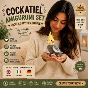 Può includere: Un set di modelli all'uncinetto Amigurumi di cacatua. L'immagine presenta un uccello all'uncinetto con una cresta gialla, corpo grigio e dettagli bianchi. Il testo dice "Tiny wings, big love" e "Create Yours Now!". Il modello è disponibile in inglese, italiano e tedesco.
