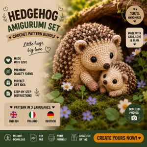 Può includere: Un set di schemi all'uncinetto per amigurumi a forma di riccio con due ricci lavorati all'uncinetto nei colori marrone e beige. Il testo include HEDGEHOG AMIGURUMI SET, CROCHET PATTERN BUNDLE, Little hugs, big love, MADE WITH LOVE, PREMIUM QUALITY YARNS, PERFECT GIFT IDEA, STEP-BY-STEP INSTRUCTIONS, PATTERN IN 3 LANGUAGES, ENGLISH, ITALIANO, DEUTSCH, 100% HANDMADE, MADE WITH CARE, LOVE & YARN, DETAILED PHOTOS, INSTANT DOWNLOAD, PDF FILE, PRINT FRIENDLY, GREAT FOR GIFTING e CREATE YOURS NOW.